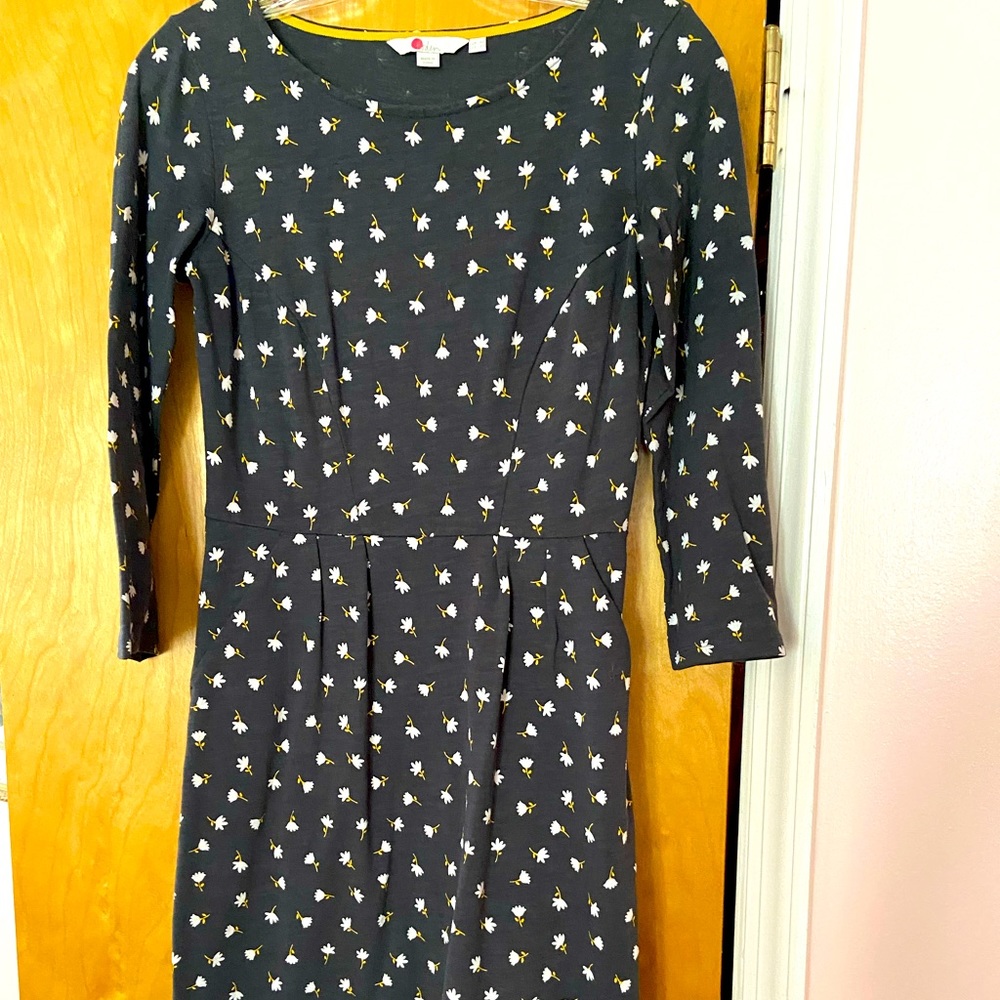 Boden dress in pretty dove gray background with white and yellow flower pattern